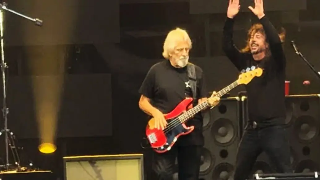 Geezer Butler toca “Paranoid” com Foo Fighters durante show